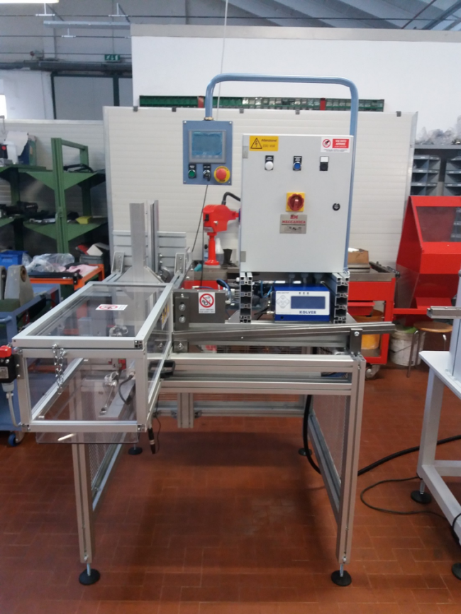 Macchina automatica avvita dadi