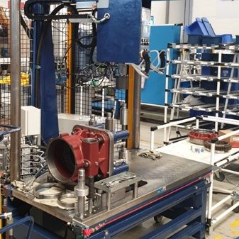 Stazione di montaggio per inserimento componenti a pressione