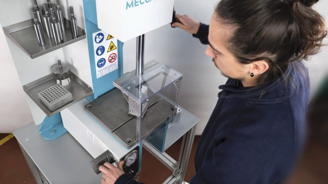 ALKY5000 Pressa pneumoidraulica con avvicinamento a cremagliera